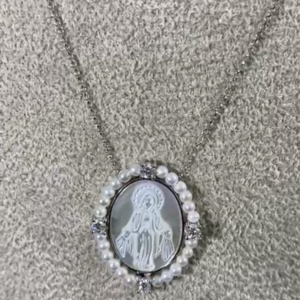 Colar de Santa em Ouro Branco com Madrepérola e Pérolas