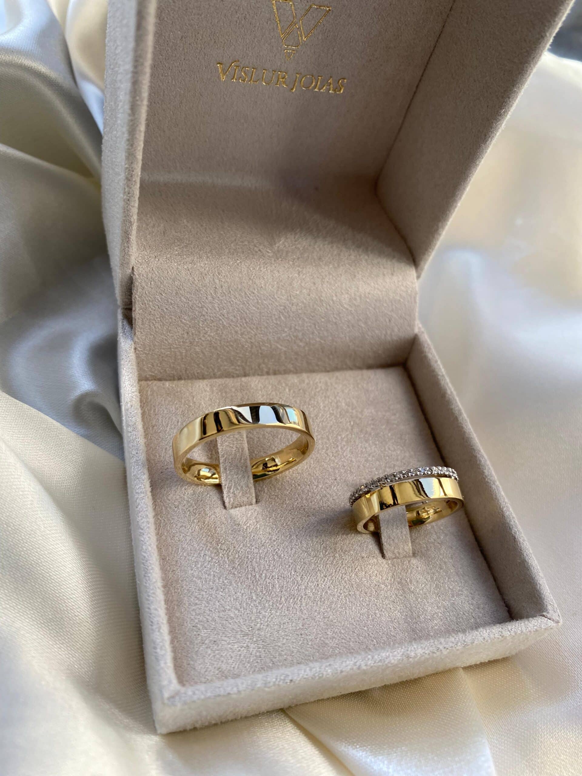 Alianças de casamento personalizadas em ouro 18k — Vislur Joias, Nova Lima