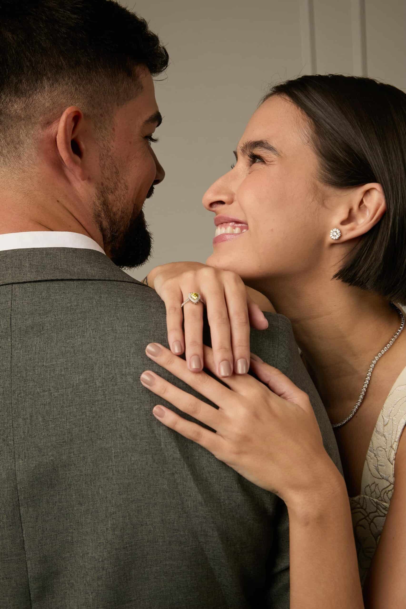 Casal usando alianças Vislur Joias